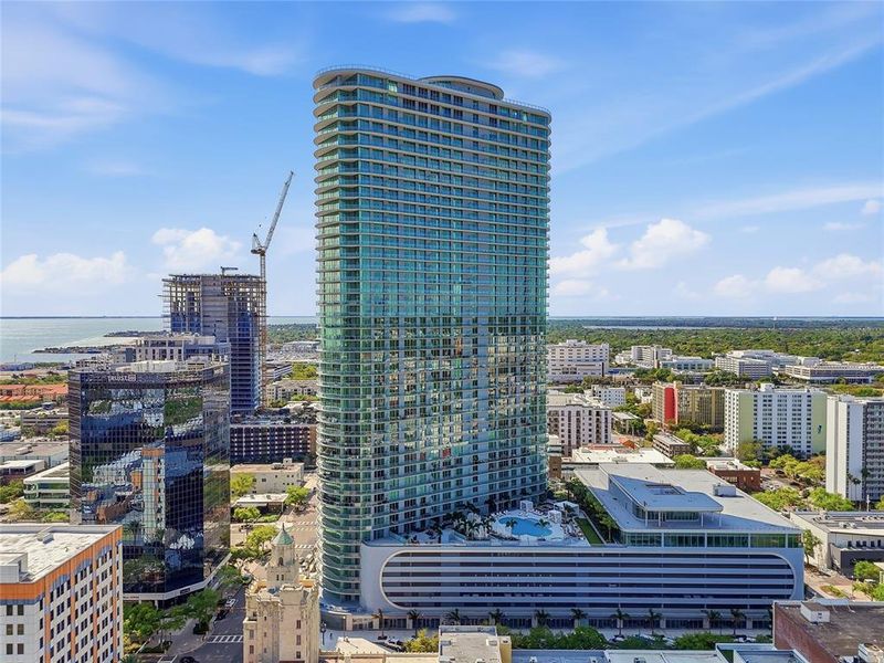 Condo located in St. Petersburg, FL showcasing its design and architecture (Image 29).