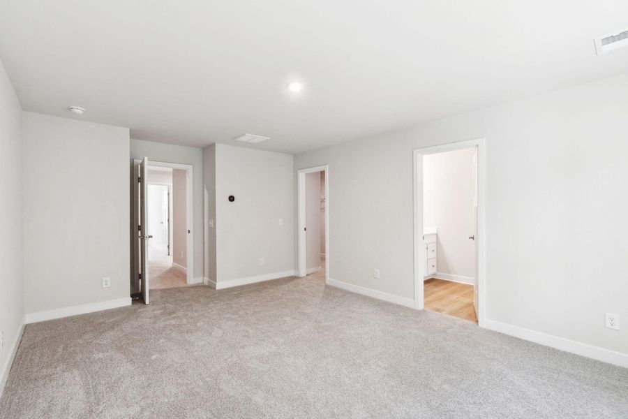 Spacious, unfurnished interior of a new home in Crescent Cove, Summerville (Image 11).