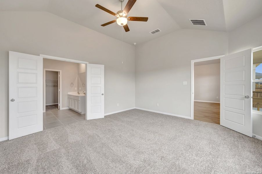 Spacious, unfurnished interior of a new home in Hunters Ranch, San Antonio (Image 39).