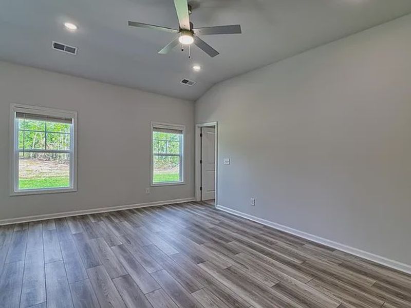 Spacious, unfurnished interior of a new home in Amber Hill, West Columbia (Image 14).