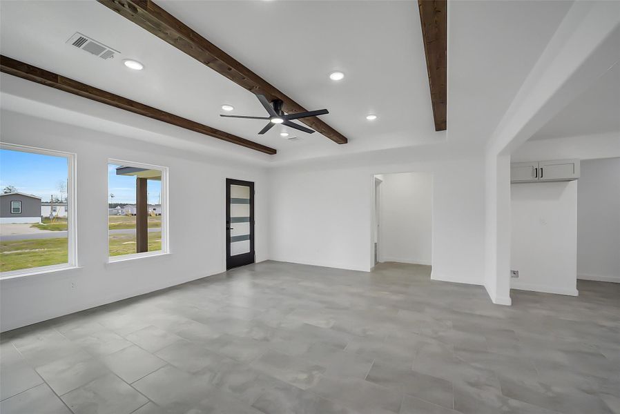 Spacious, unfurnished interior of a new home in , Conroe (Image 25).
