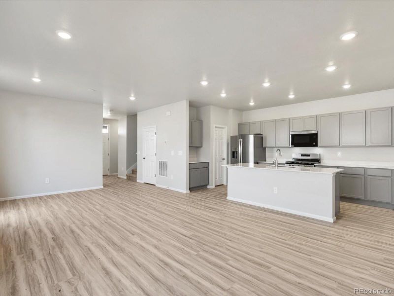 Spacious, unfurnished interior of a new home in Horizon Uptown: The Mountain Collection, Aurora (Image 22). Spacious, unfurnished interior of a new home in Horizon Uptown: The Mountain Collection, Aurora (Image 22).