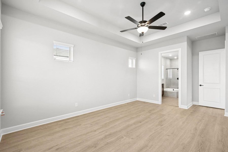 Spacious, unfurnished interior of a new home in Harvest Green 45', Richmond (Image 19).