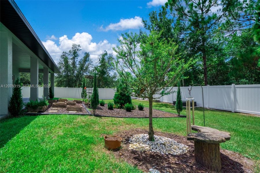 Exterior details and patio area of a home in , Sebring (Image 33).