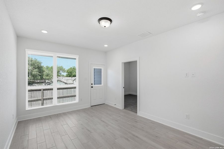 Spacious, unfurnished interior of a new home in Rose Hill, San Antonio (Image 21).