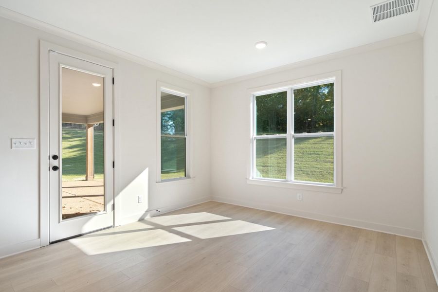 Spacious, unfurnished interior of a new home in White Oak, Arlington (Image 20).