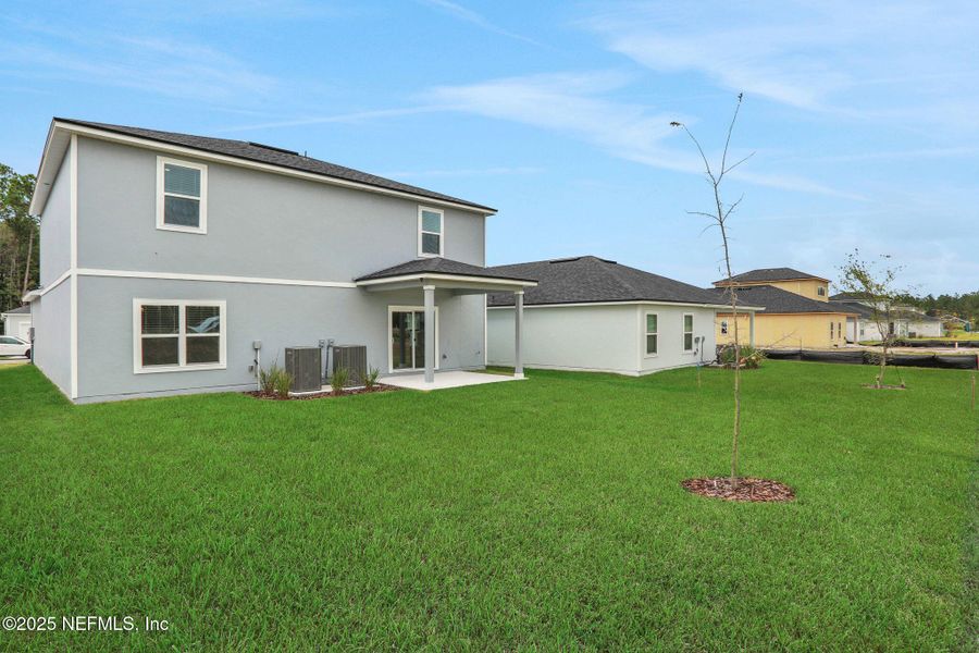Exterior details and patio area of a home in Bellbrooke, Jacksonville (Image 3).