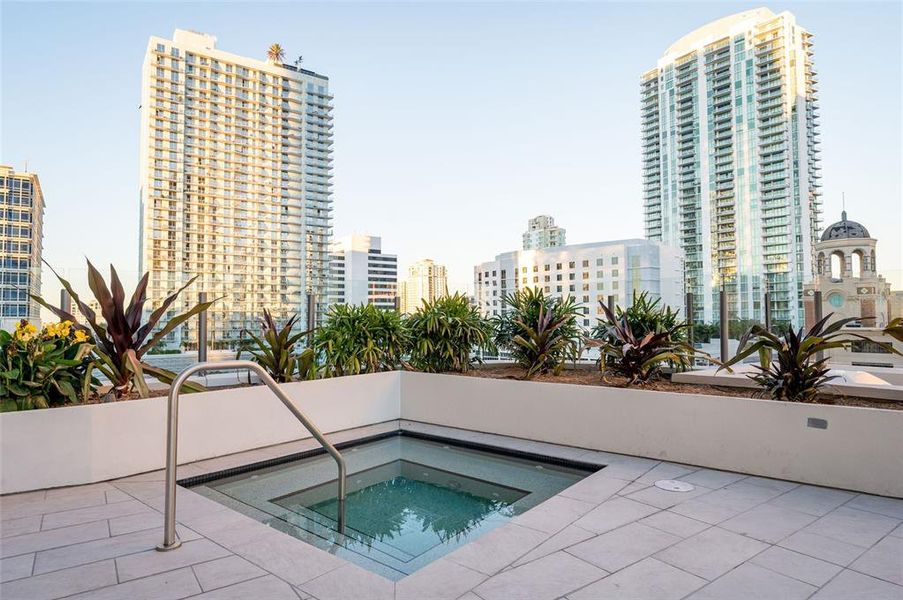 Condo located in St. Petersburg, FL showcasing its design and architecture (Image 34).