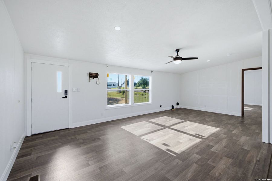 Spacious, unfurnished interior of a new home in , Atascosa (Image 17).