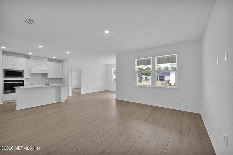 Spacious, unfurnished interior of a new home in Hyland Trail, Green Cove Springs (Image 17).