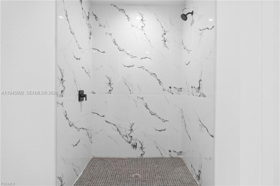 Spacious, unfurnished interior of a new home in , Lehigh Acres (Image 8).