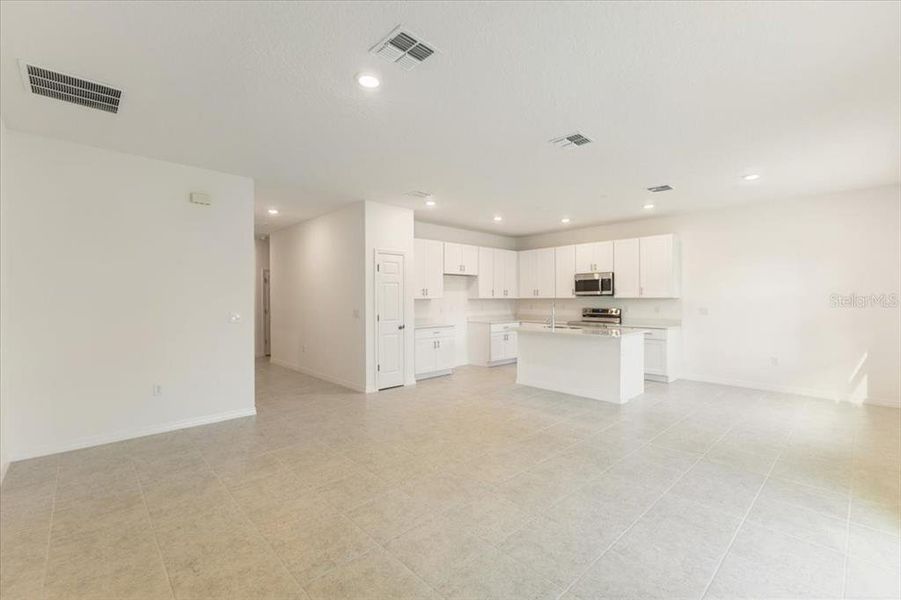 Spacious, unfurnished interior of a new home in Mirror Lake Village, Fruitland Park (Image 20).