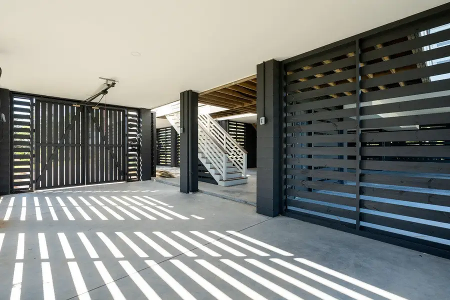 Exterior details and patio area of a home in , Charleston (Image 4).