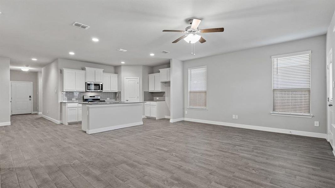 Spacious, unfurnished interior of a new home in Trails of Elizabeth Creek, Fort Worth (Image 17).