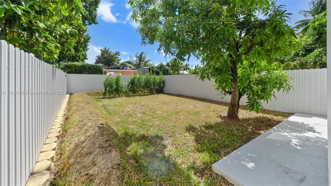 Exterior details and patio area of a home in , Miami (Image 27).