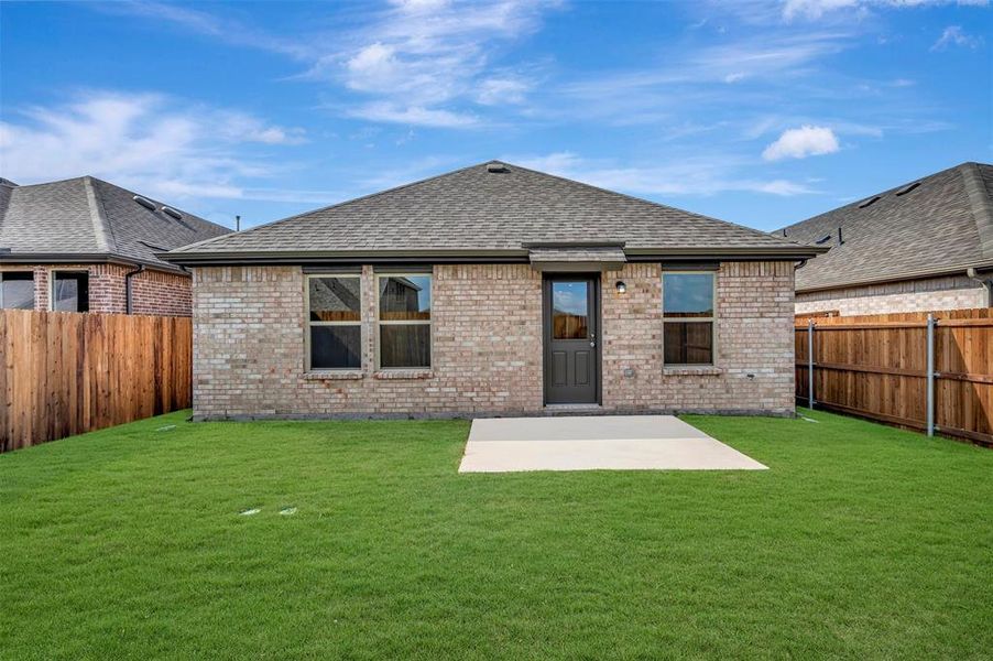Exterior details and patio area of a home in Elevon, Lavon (Image 25).