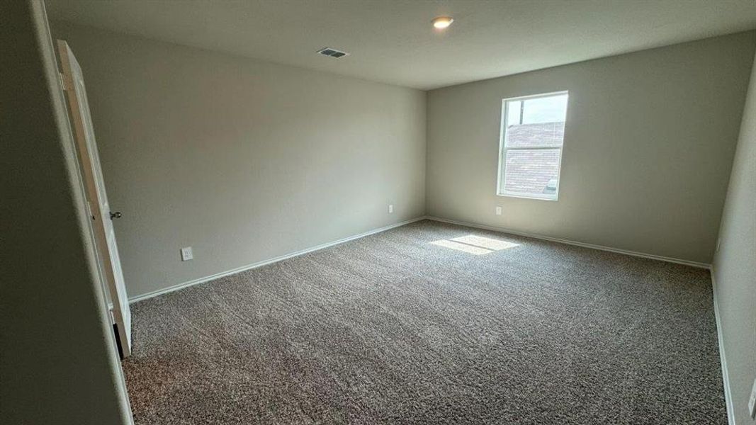 Spacious, unfurnished interior of a new home in Hickory Grove, Denton (Image 8).