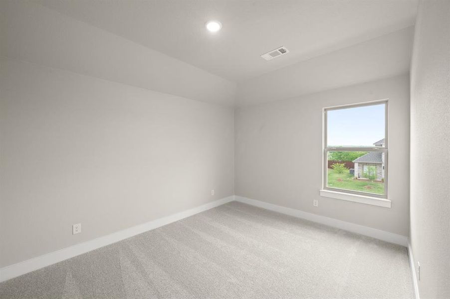 Spacious, unfurnished interior of a new home in Llano Springs, Fort Worth (Image 22).