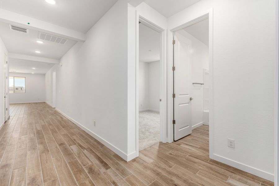 Spacious, unfurnished interior of a new home in Citrus Park, Goodyear (Image 8).