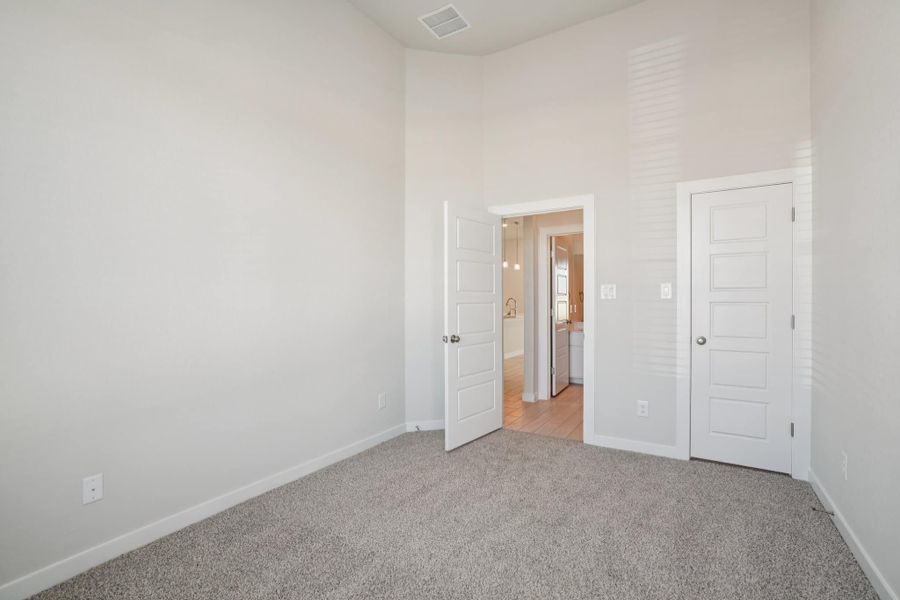 Spacious, unfurnished interior of a new home in Meyer Ranch, New Braunfels (Image 42).