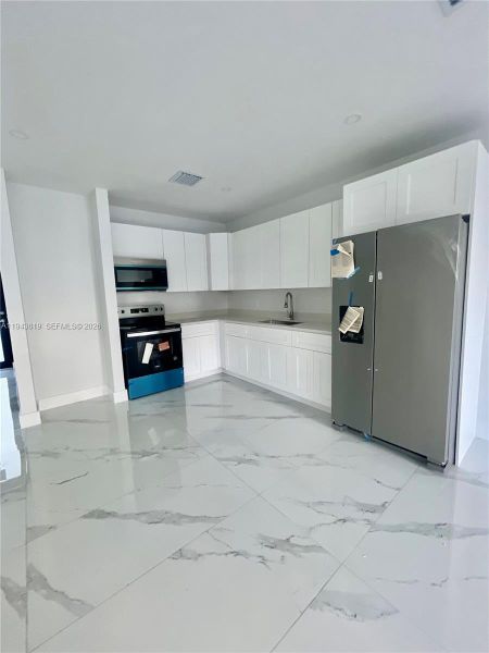 Spacious, unfurnished interior of a new home in , Florida City (Image 15).