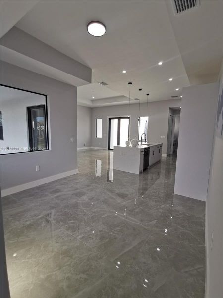 Spacious, unfurnished interior of a new home in , Cape Coral (Image 37).