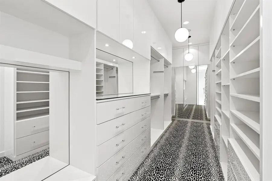 PRIMARY_CLOSET