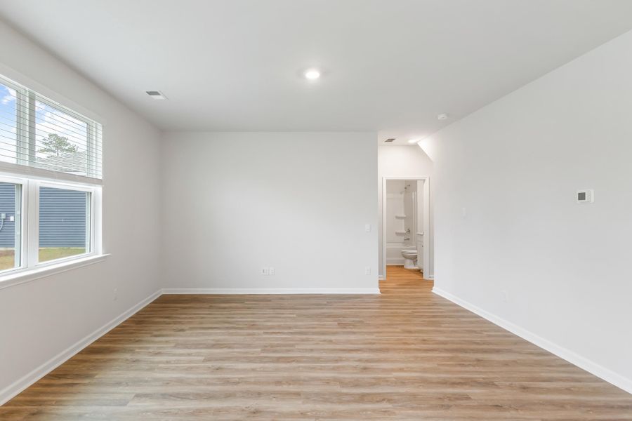 Spacious, unfurnished interior of a new home in Carolina Groves, Moncks Corner (Image 18).