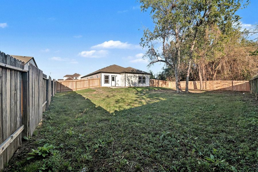 Exterior details and patio area of a home in Lake Conroe Hills, Willis (Image 2).