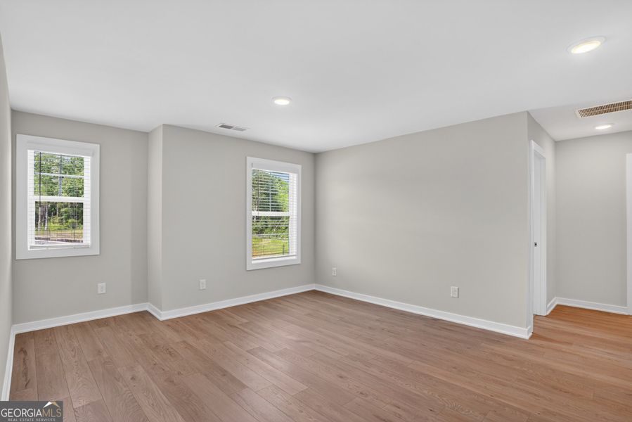 Spacious, unfurnished interior of a new home in The Fairways at Mirror Lake, Villa Rica (Image 25).