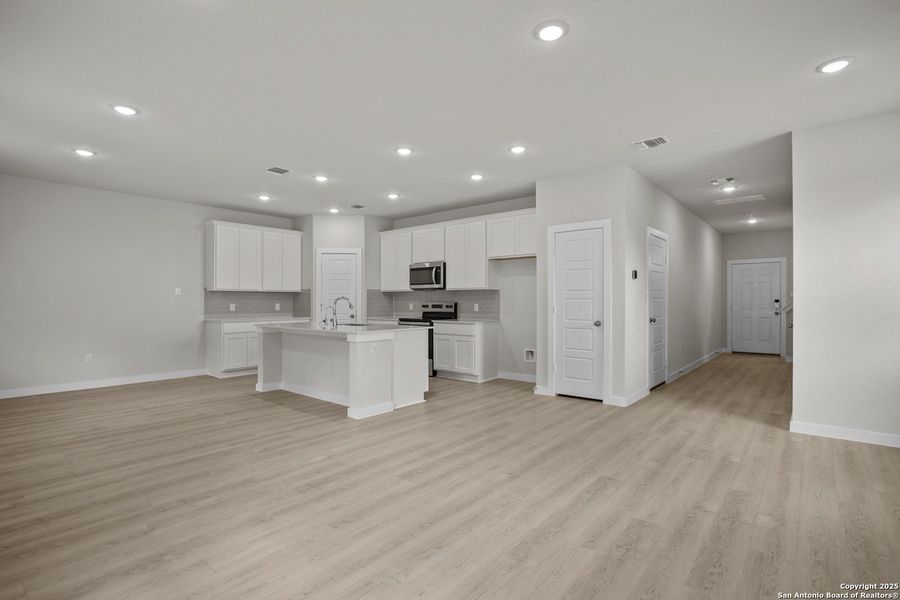 Spacious, unfurnished interior of a new home in Rosemont Hill, San Antonio (Image 15). Spacious, unfurnished interior of a new home in Rosemont Hill, San Antonio (Image 15).