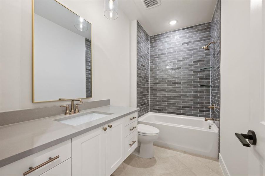 Spacious and filled with style, friends and family will love the beautifully finished guest baths in our Palmer plan. Spacious and filled with style, friends and family will love the beautifully finished guest baths in our Palmer plan.