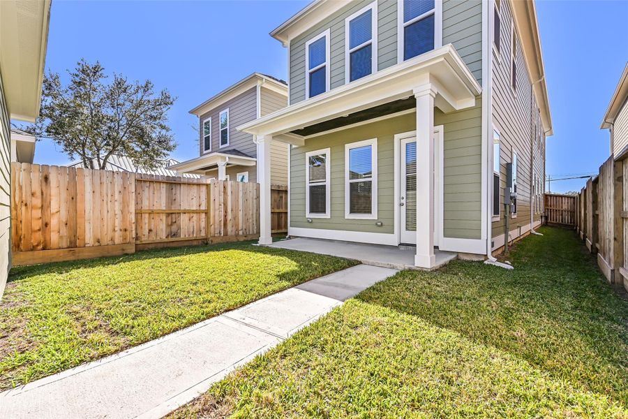 Exterior details and patio area of a home in Pearland Old Townsite, Pearland (Image 3).