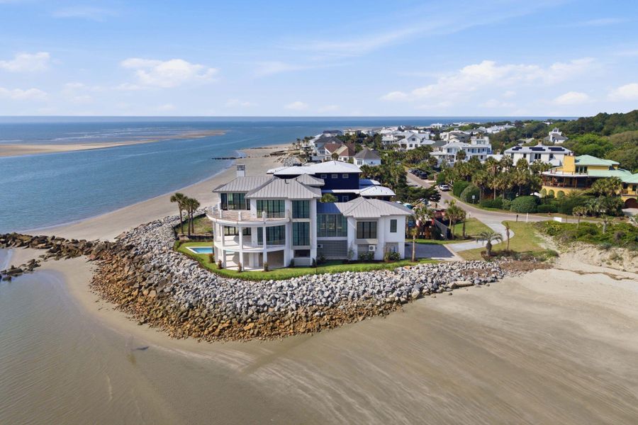 Condo located in Sullivan's Island, SC showcasing its design and architecture (Image 7).