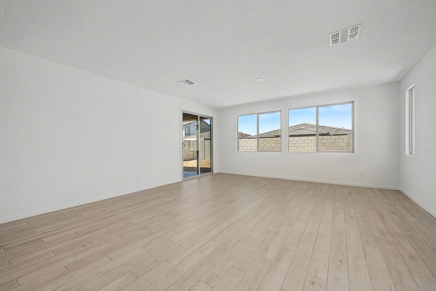Spacious, unfurnished interior of a new home in Frontera, Surprise (Image 8).