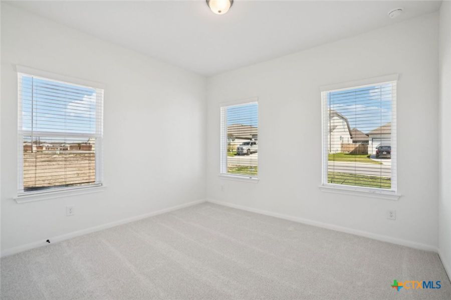 Spacious, unfurnished interior of a new home in Village at Three Oaks, Seguin (Image 21).