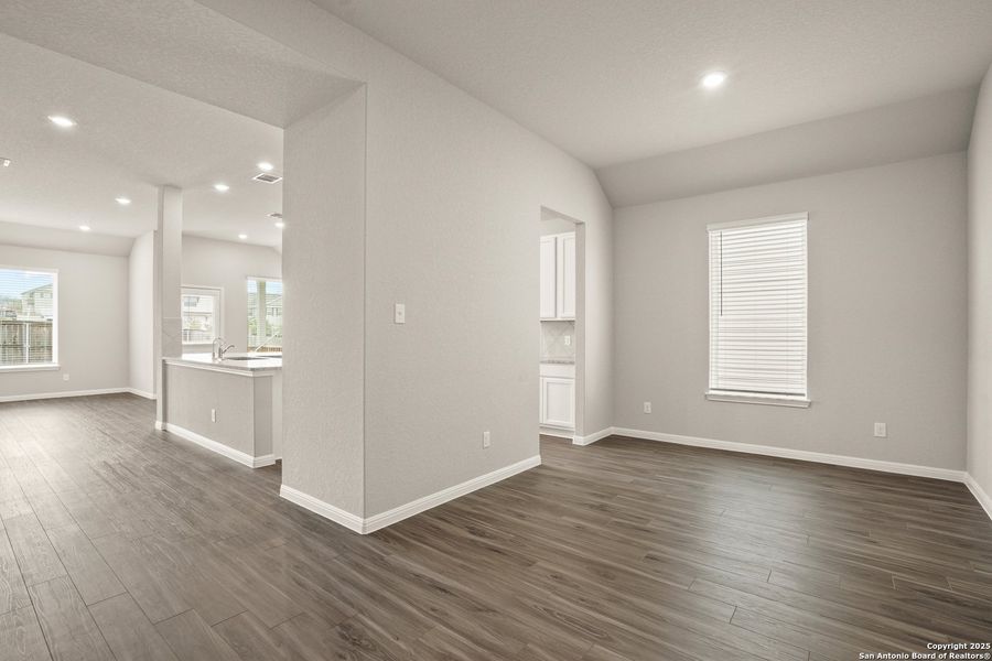 Spacious, unfurnished interior of a new home in Cinco Lakes, San Antonio (Image 14).