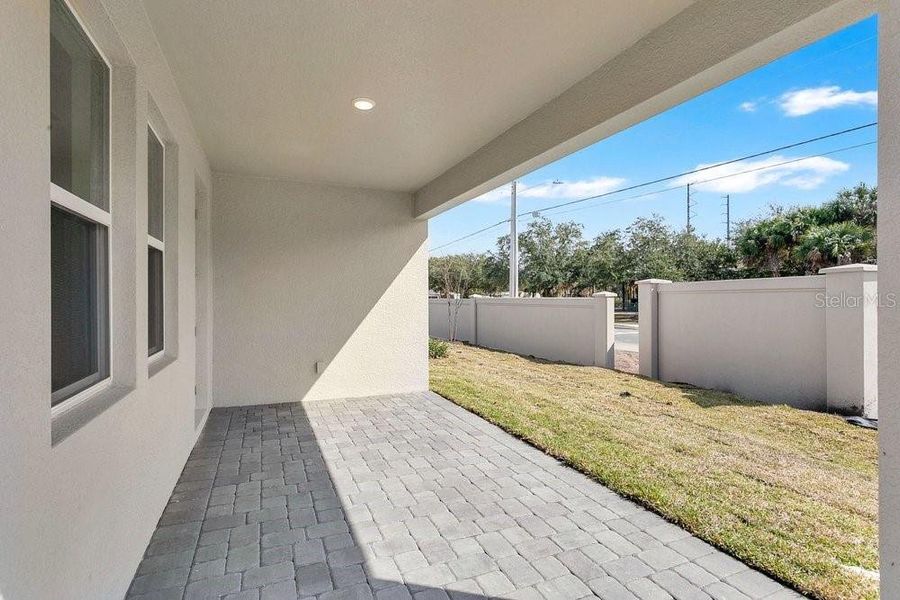 Exterior details and patio area of a home in Yucatan Gardens, Orlando (Image 4).