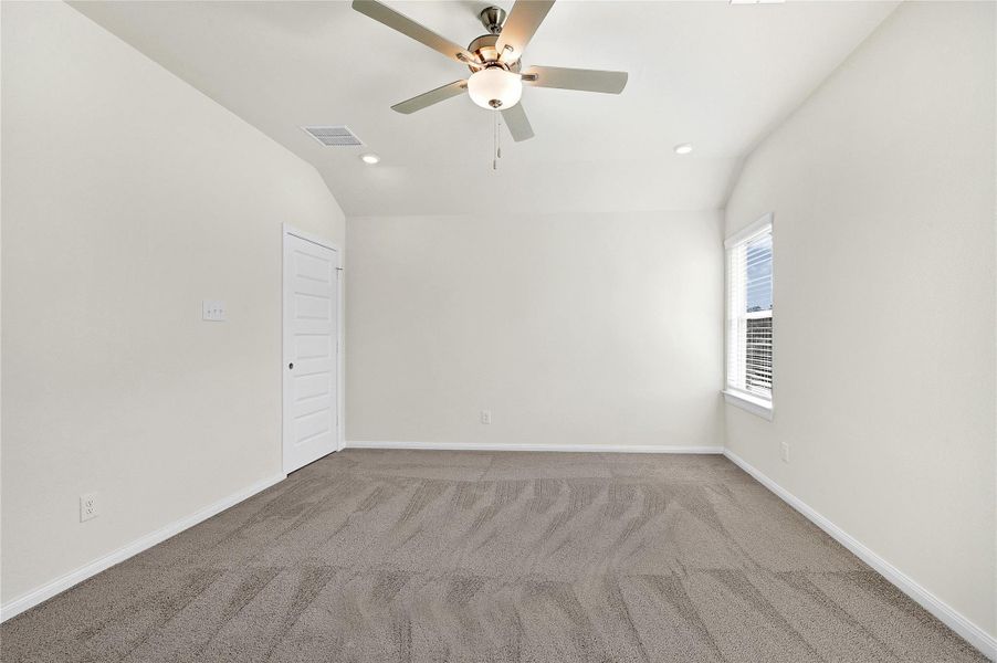 Spacious, unfurnished interior of a new home in Aldine Pines, Houston (Image 16).