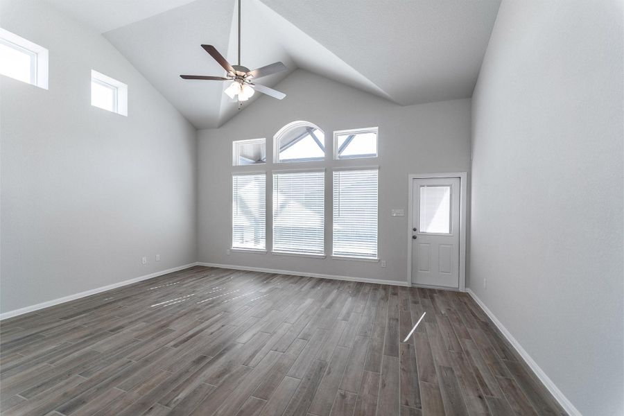 Spacious, unfurnished interior of a new home in Canterra Creek, Rosharon (Image 15).