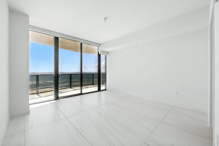 Spacious, unfurnished interior of a new home in Casamar, Pompano Beach (Image 26).