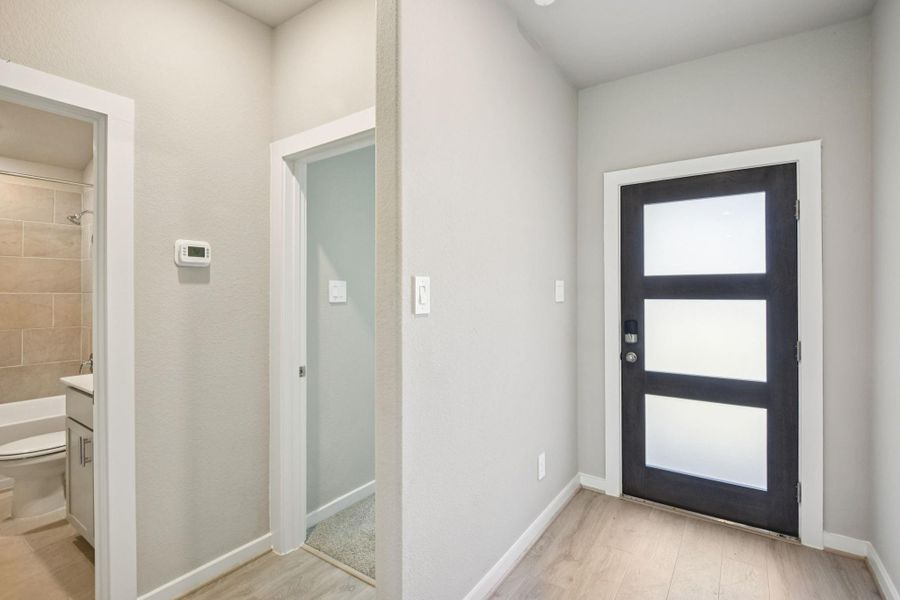Spacious, unfurnished interior of a new home in Stewart's Ranch, Conroe (Image 25).