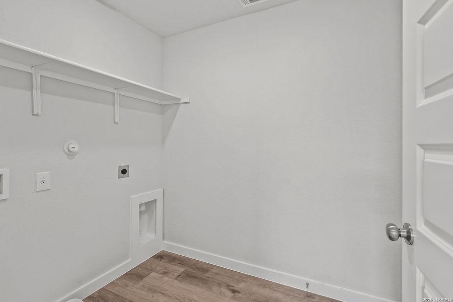 Spacious, unfurnished interior of a new home in Agave, San Antonio (Image 17).