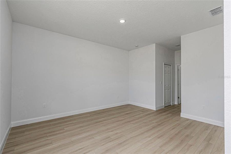 Spacious, unfurnished interior of a new home in , Ocala (Image 18).