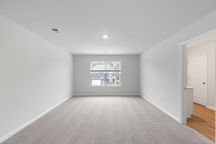 Spacious, unfurnished interior of a new home in Carolina Groves, Moncks Corner (Image 25).