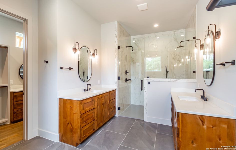 Furnished interior view inside a new home in , La Vernia (Image 33).