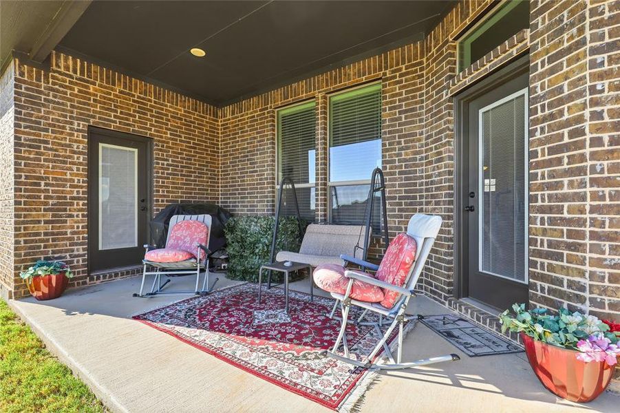 Exterior details and patio area of a home in Oak Hills, Burleson (Image 4).