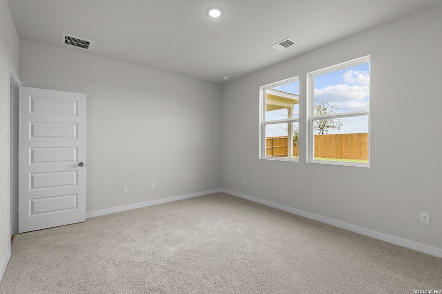 Spacious, unfurnished interior of a new home in Mesa Vista, San Antonio (Image 17).
