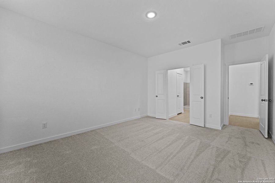 Spacious, unfurnished interior of a new home in Voss Farms, New Braunfels (Image 10).
