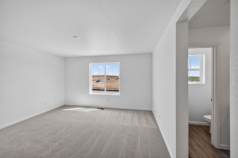 Spacious, unfurnished interior of a new home in Sky Ranch, Aurora (Image 9).